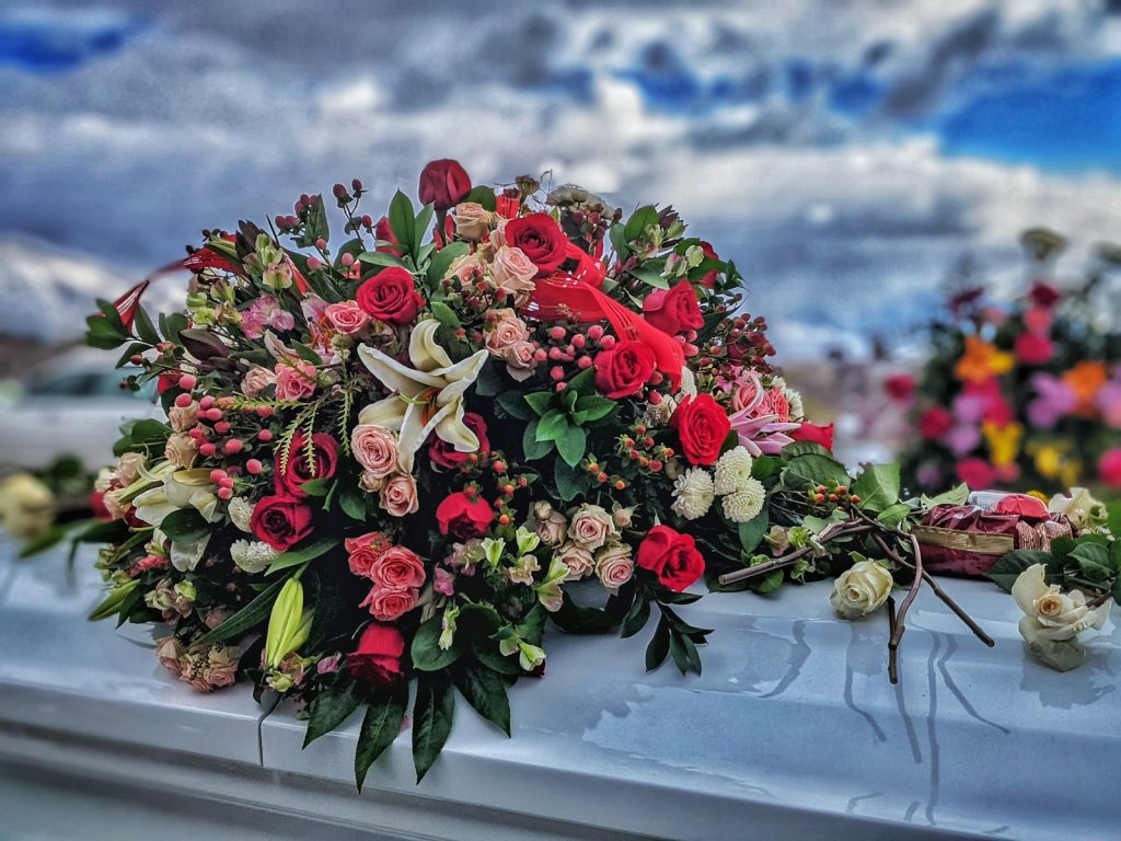 a bunch of flowers sitting on top of a car, begravelse og begravelsesbyrå, priser, Priser for begravelse