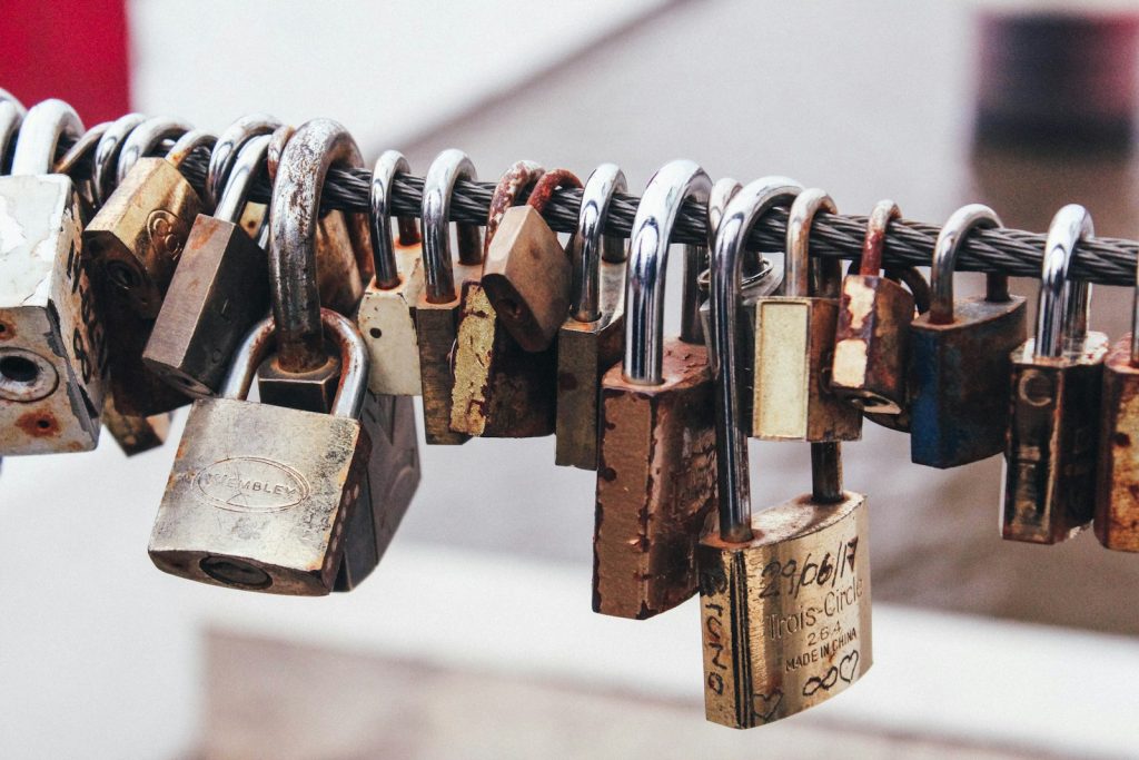 shallow focus photography of padlocks in steel cable, låsesmed, nødutrykning, nødlås, priser