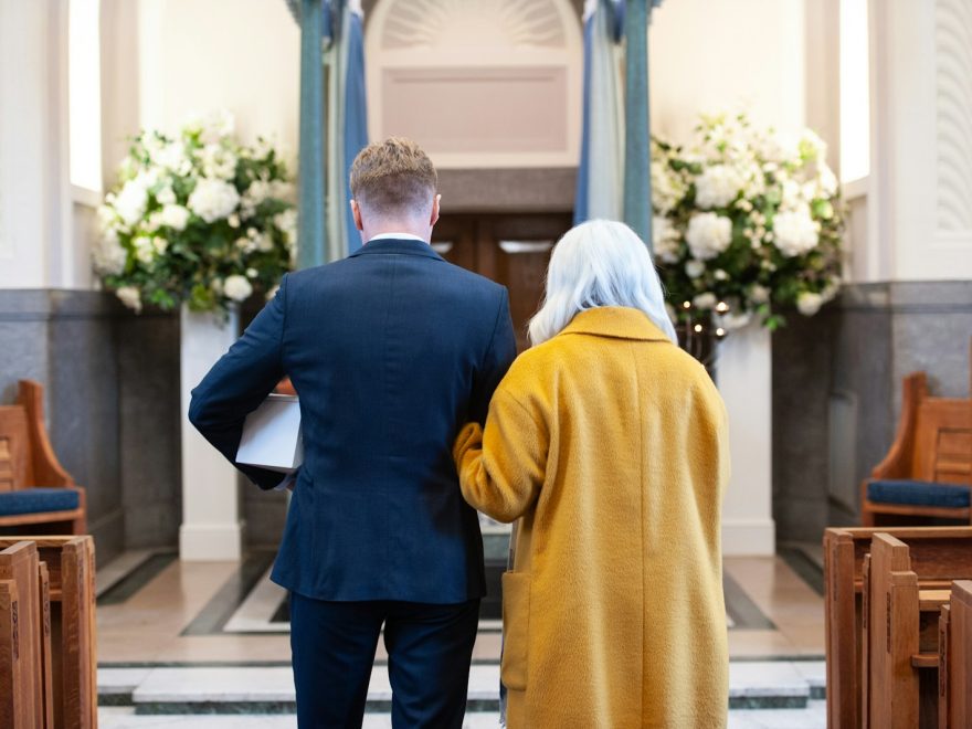 a man and a woman standing in front of a church begravelse, begravelseskostnad, begravelse, pris på begravelse