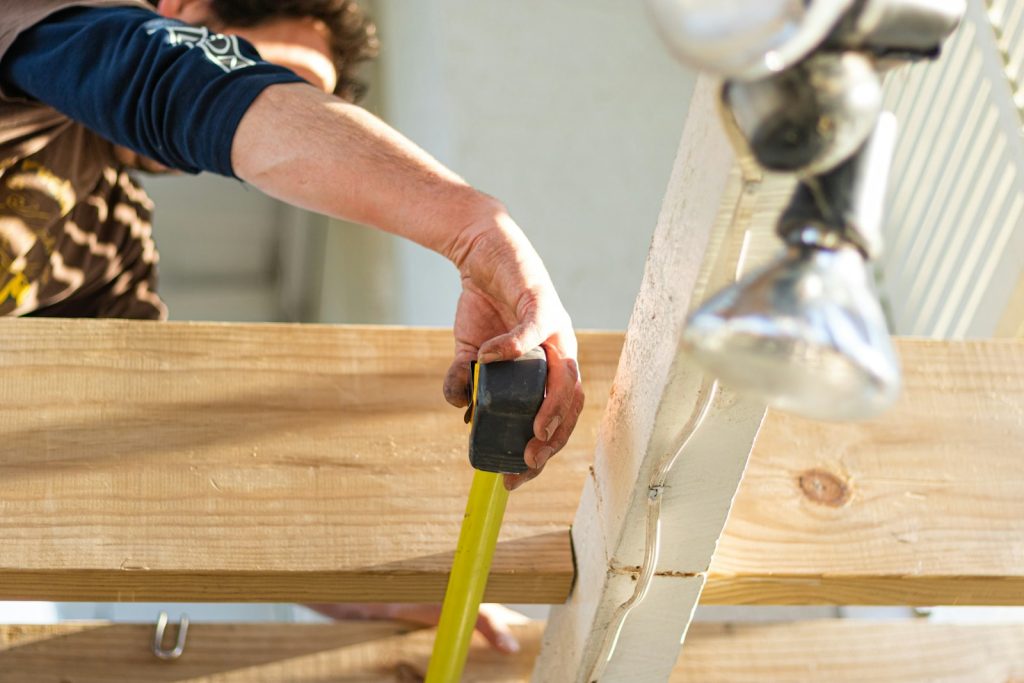 person holding black and green power tool, hva koster en snekker, snekkerpriser, snekker, hva gjør en snekker