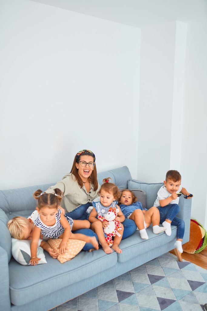 3 women sitting on gray couch, pris på dagmamma