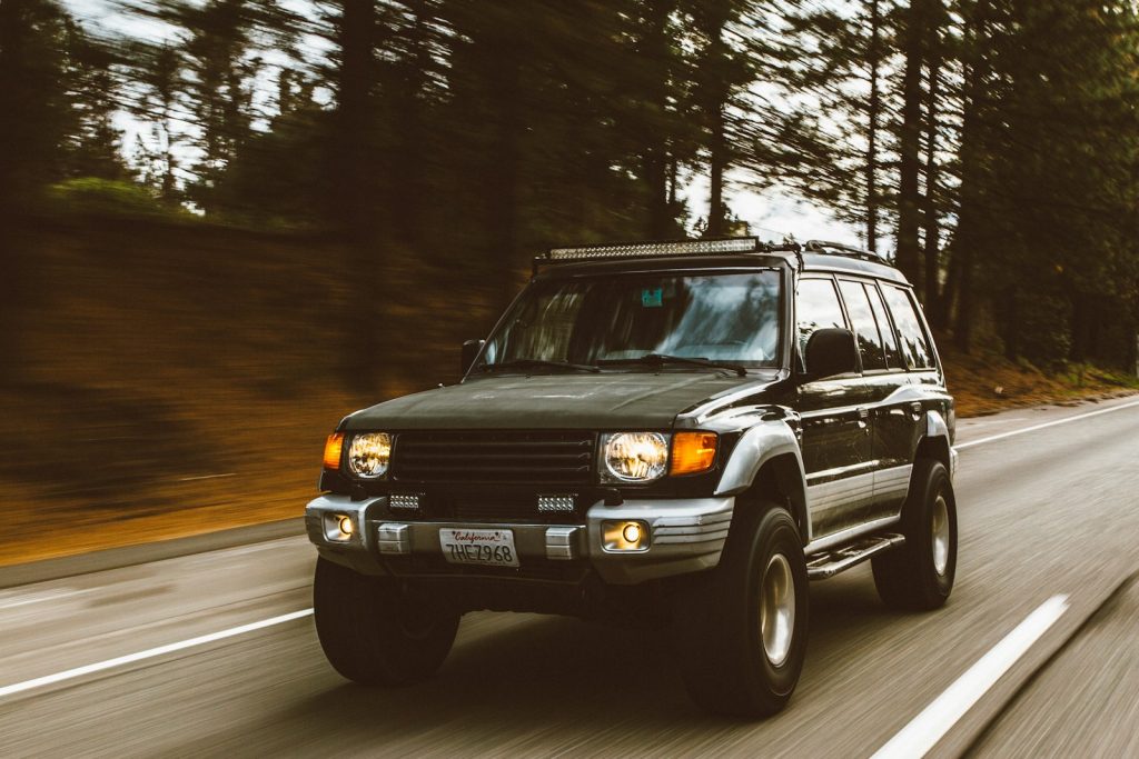 timelapse photography of green SUV on road, eu-kontroll