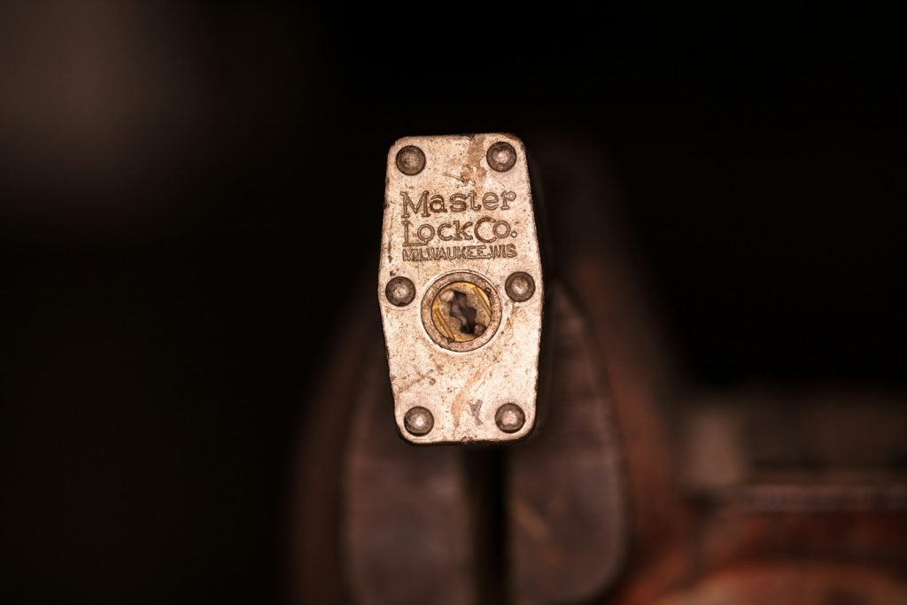 shallow focus photography of stainless steel padlock, låsesmed
priser