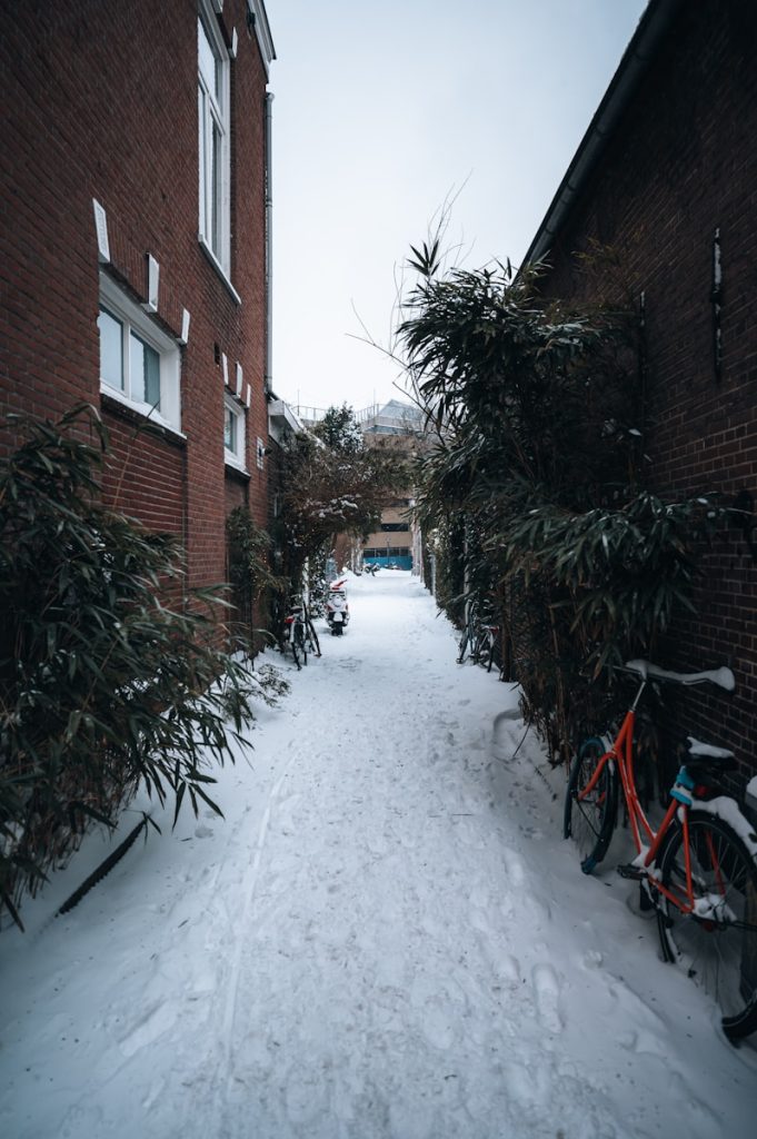 red brick building covered with snow, snømåking priser